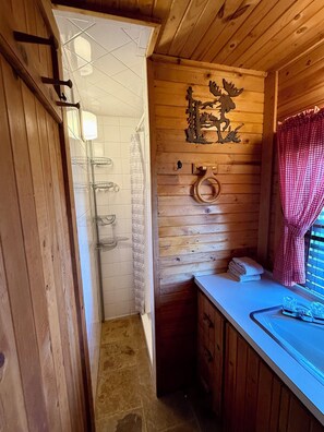 Shower, hair dryer, towels, soap - Cozy cabin in Longmont, dog friendly, near to CU, CSU, UNC and RMNP.  WiFi, AC (Longmont)
