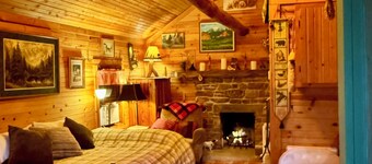 Cozy cabin in Longmont, dog friendly, near to CU, CSU, UNC and RMNP.  WiFi, AC