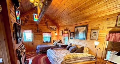 Cozy cabin in Longmont, dog friendly, near to CU, CSU, UNC and RMNP. WiFi, AC