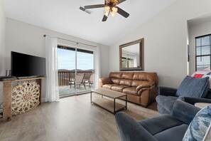 Living area - Charming 2-bedroom condo right behind SDC (Branson)