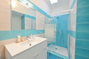 Kamar Comfort | Kamar mandi | Shower, perlengkapan mandi gratis, pengering rambut, dan handuk