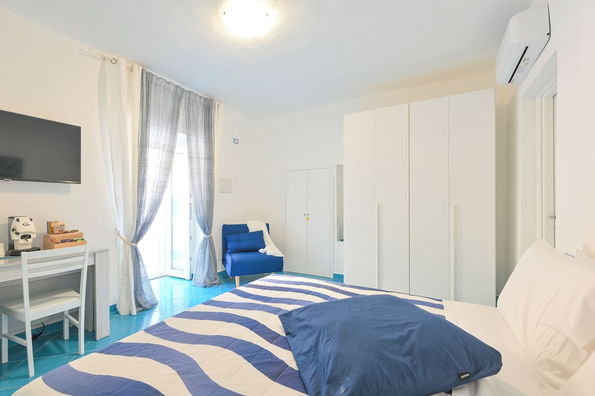 1 bedroom, in-room safe, desk, blackout curtains