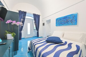 Minibar con artículos gratuitos y caja de seguridad en la habitación 