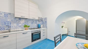 Deluxe Apartment, Partial Sea View | Private kitchen