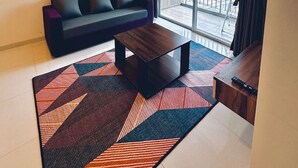 Una sala de estar moderna con un sofá, una mesa de centro y un ventilador de techo.
