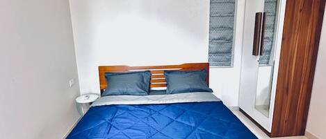 2 bedrooms, desk, iron/ironing board, free WiFi