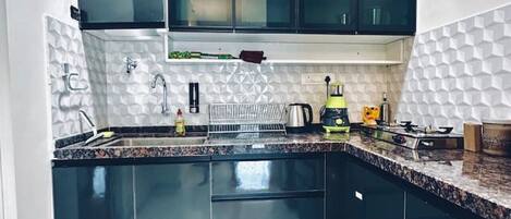 Refrigerador, microondas, parrilla de estufa y utensilios de cocina