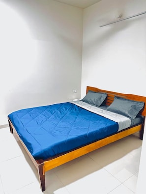 2 habitaciones, escritorio, tabla de planchar con plancha y wifi gratis 