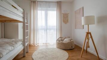 2 dormitoris, escriptori i planxa i posts de planxar