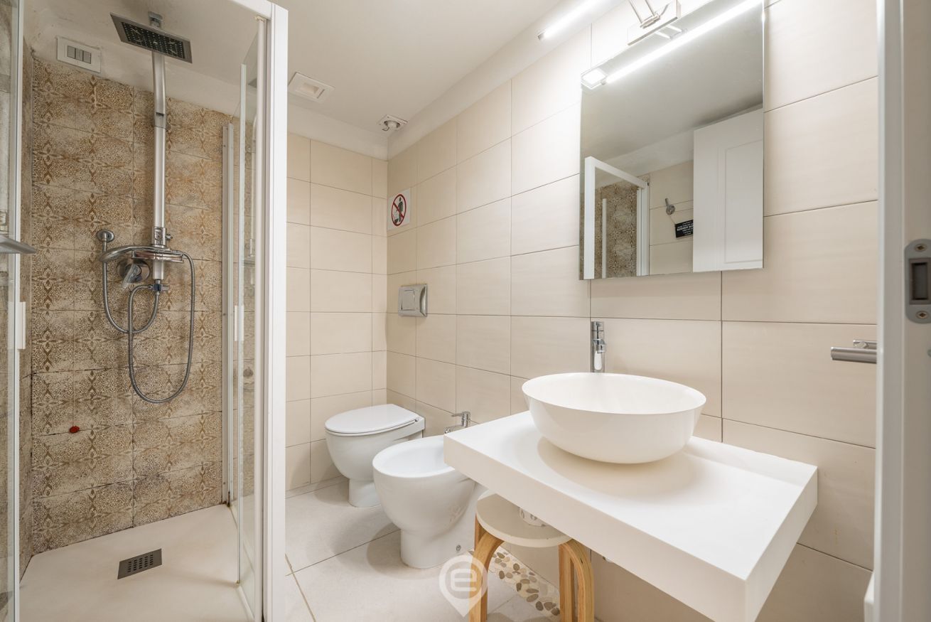 Douche, sèche-cheveux, bidet, serviettes fournies