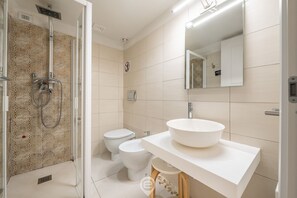 Bruser, hårtørrer, bidet, håndklæder