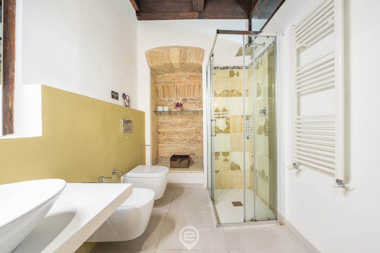 Dusche, Haartrockner, Bidet, Handtücher