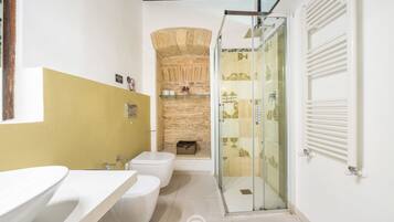 Dusche, Haartrockner, Bidet, Handtücher