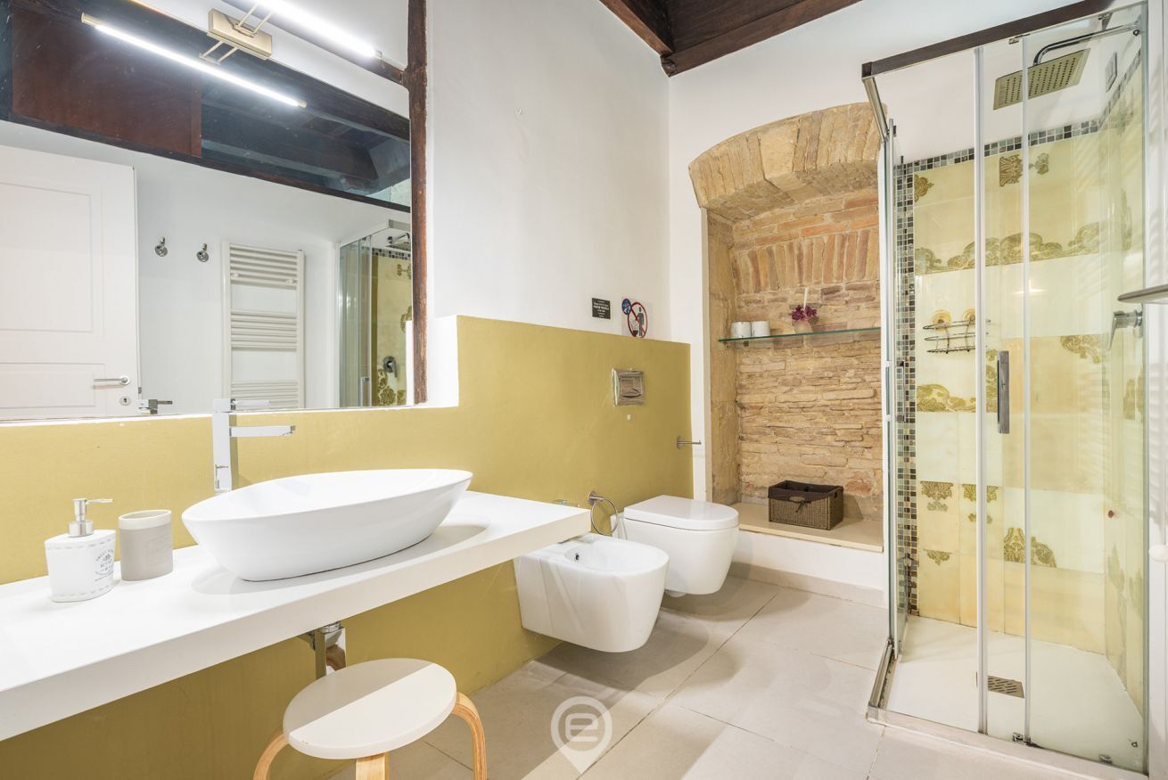 Douche, sèche-cheveux, bidet, serviettes fournies