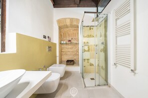Chuveiro, secador de cabelo, bidê, toalhas de banho