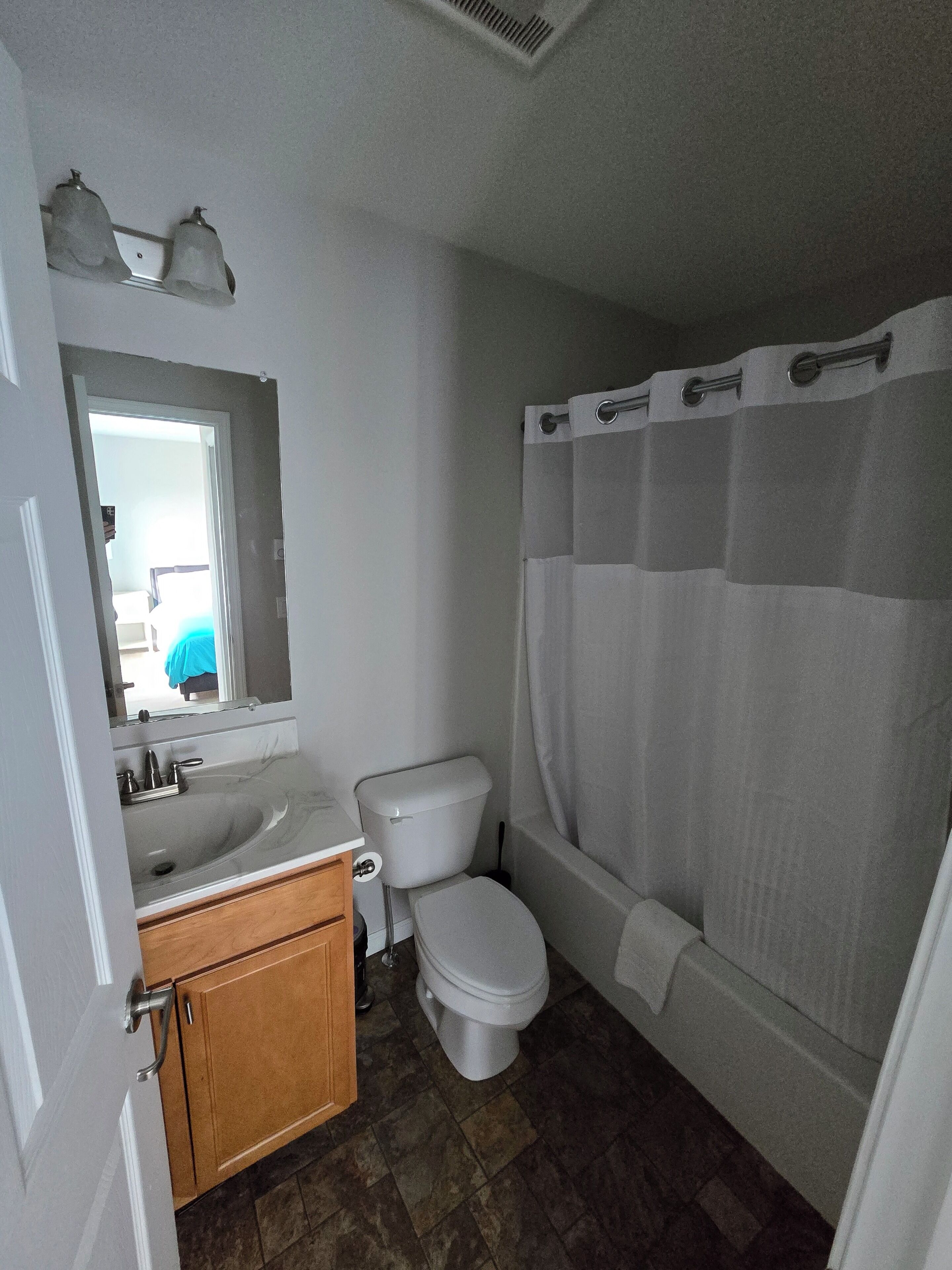 Un baño con lavamanos, inodoro y bañera.