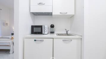 Mikrowelle, Wasserkocher mit Kaffee-/Teezubehör