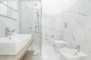 Dusche, kostenlose Toilettenartikel, Haartrockner, Bidet
