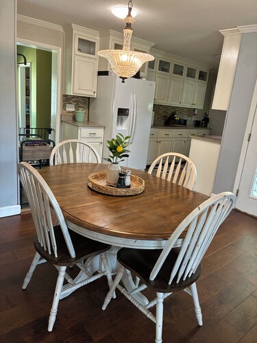 2-bedrooms 1-bath house in Lyons with WiFi, AC, and printer.