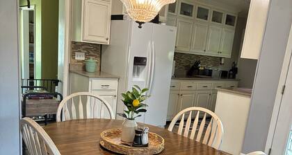 2-bedrooms 1-bath house in Lyons with WiFi, AC, and printer.