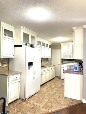 Fridge, microwave, oven, stovetop - 2-bedrooms 1-bath house in Lyons with WiFi, AC, and printer. (Lyons)