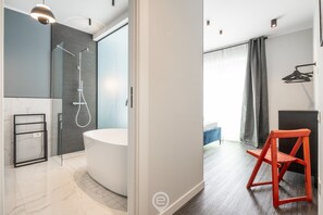 Suihku, hiustenkuivaaja, bidee, pyyhkeet