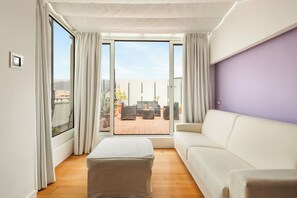 Ático exclusivo, vistas al mar | Zona de estar | Televisión de pantalla plana de 32 pulgadas con canales digitales