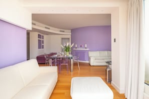 Penthouse exclusivo, vista al mar | Área de sala de estar | Televisión de pantalla plana de 32 pulgadas con canales digitales 