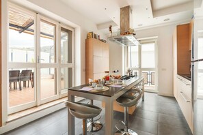 Exclusieve penthouse, uitzicht op zee | Privékeuken | Een espressoapparaat, een koffiezetapparaat/waterkoker, een waterkoker