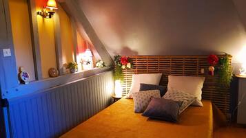 2 bedrooms, travel crib, free WiFi