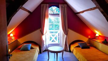 2 bedrooms, travel crib, free WiFi