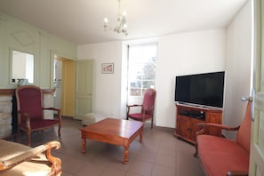 Televisión, reproductor de DVD y tenis de mesa 