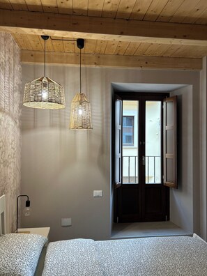 2 chambres, bureau, fer et planche à repasser, lit parapluie