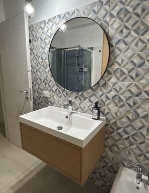 Regadera, amenidades de baño ecológicas, secadora de cabello, bidet