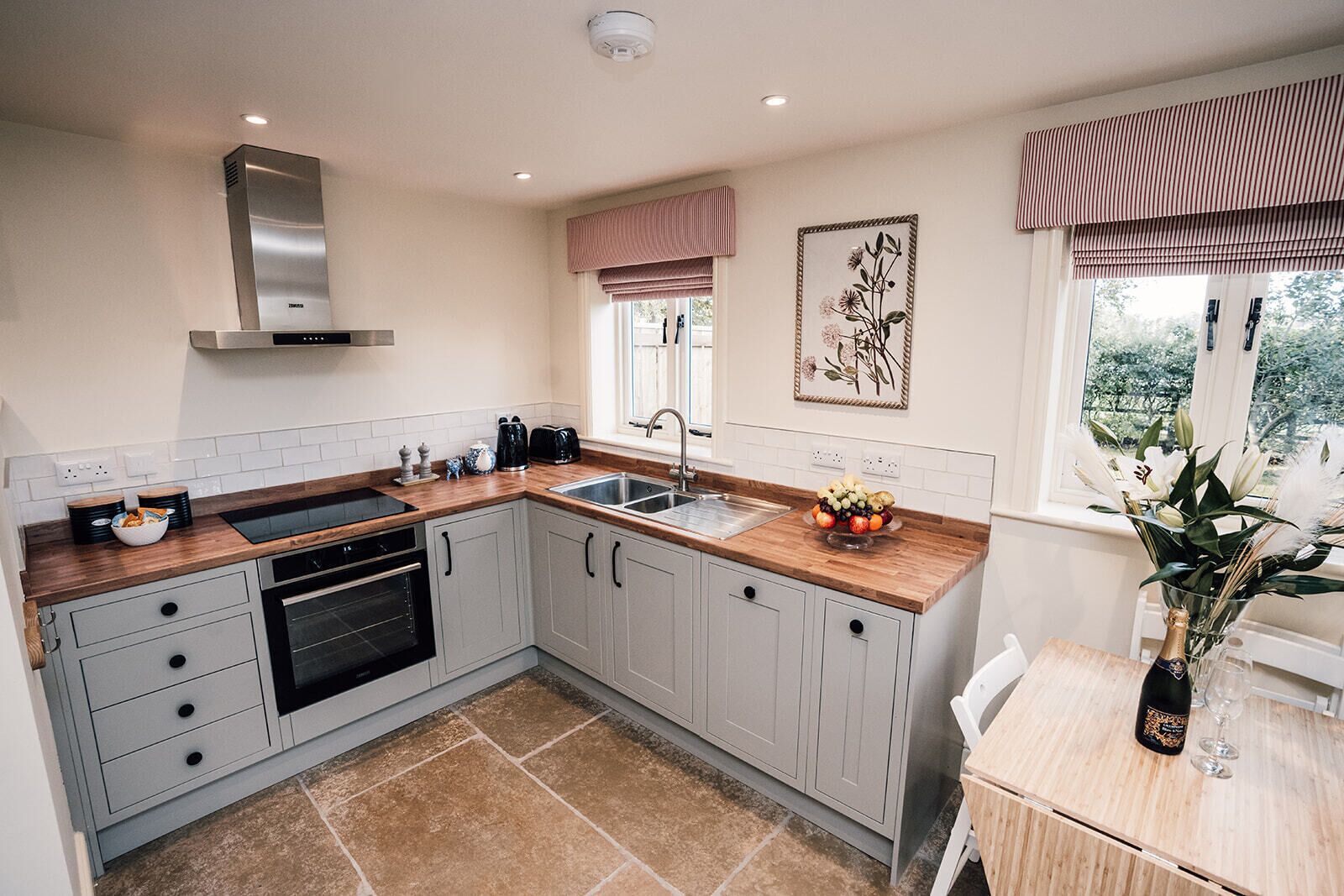 Coffee/tea maker, fridge, oven, dishwasher