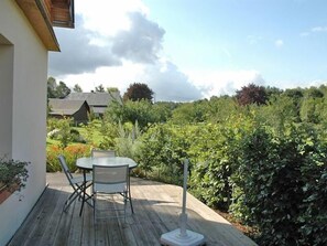 Outdoor dining - Gîtes de France® - Au Merle Moqueur (VATTEVILLE LA RUE)