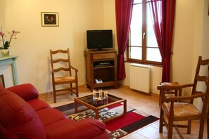 TV, peis, DVD-spiller og bordtennis