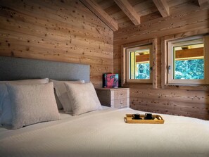 5 bedrooms, iron/ironing board, WiFi, bed sheets