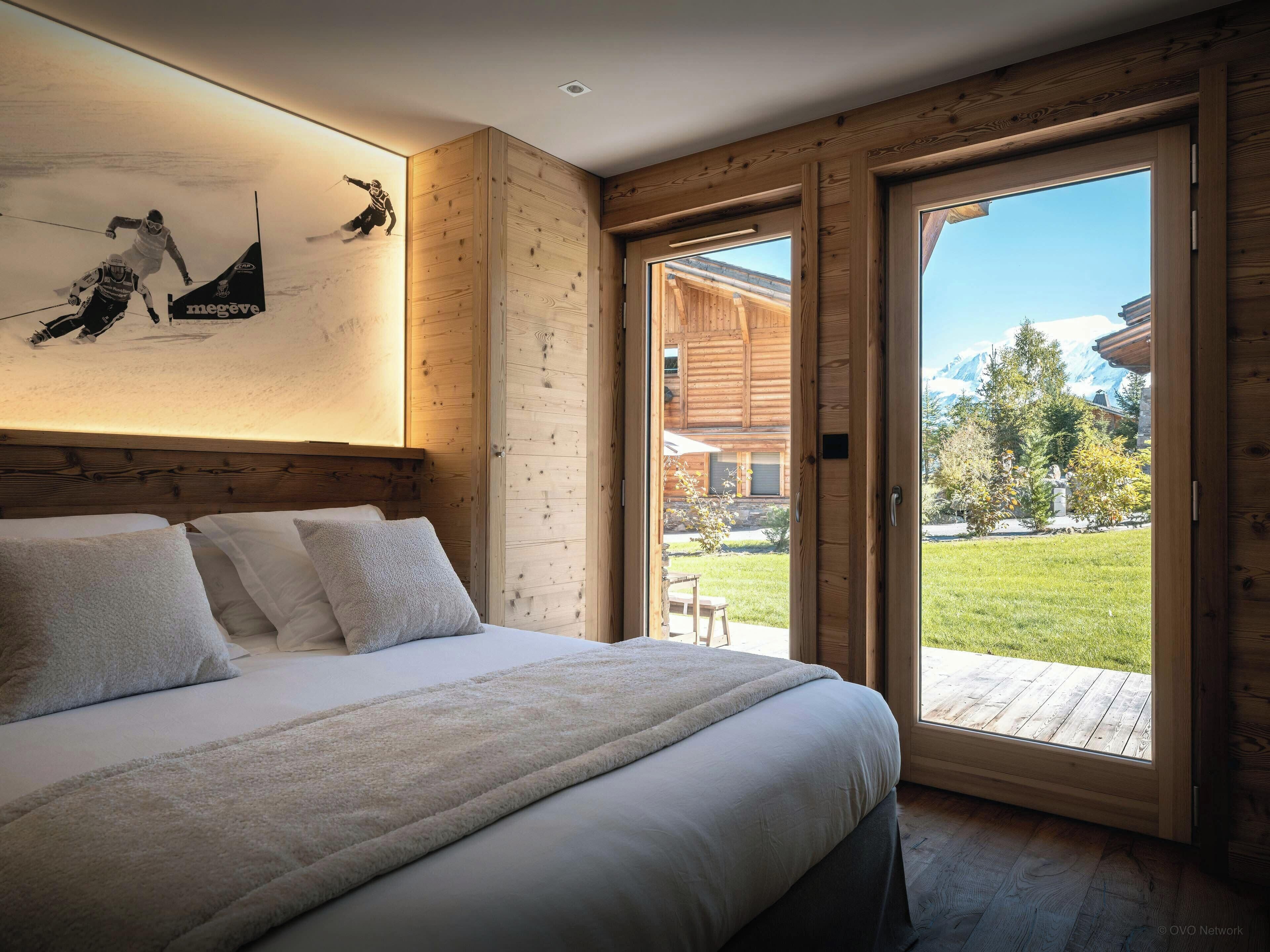 5 bedrooms, iron/ironing board, WiFi, bed sheets