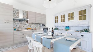 Een moderne keuken met een eethoek voor zes personen.
