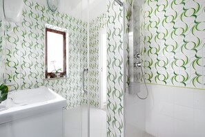 Dusche, Haartrockner, Handtücher