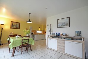 Dining - Gîtes de France® - Le Gîte du Marais (ST PIERRE DE MANNEVILLE)