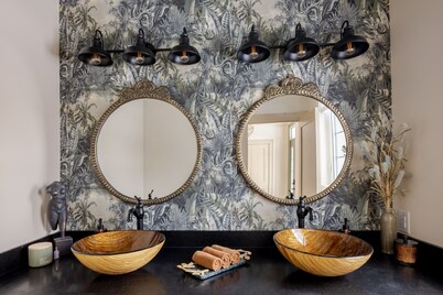 5min walk to beach! Perfect for a Girls Getaway, local wineries & restaurants!