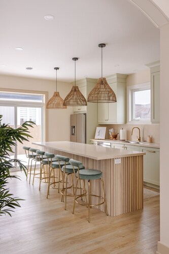 5min walk to beach! Perfect for a Girls Getaway, local wineries & restaurants!