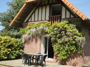 Outdoor dining - Gîtes de France® - L'Auge Normande (AVREMESNIL)