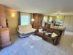 TV, fireplace - Gîtes de France® - L'Auge Normande (AVREMESNIL)