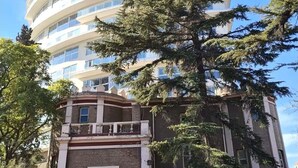 Un edificio de varios pisos con fachada curva, ventanas amplias y una entrada central.