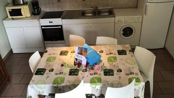 Réfrigérateur, four, plaque de cuisson, tables à manger