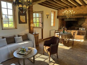 TV - Gîtes de France® - La Maison Rouge (BOIS HEROULT)