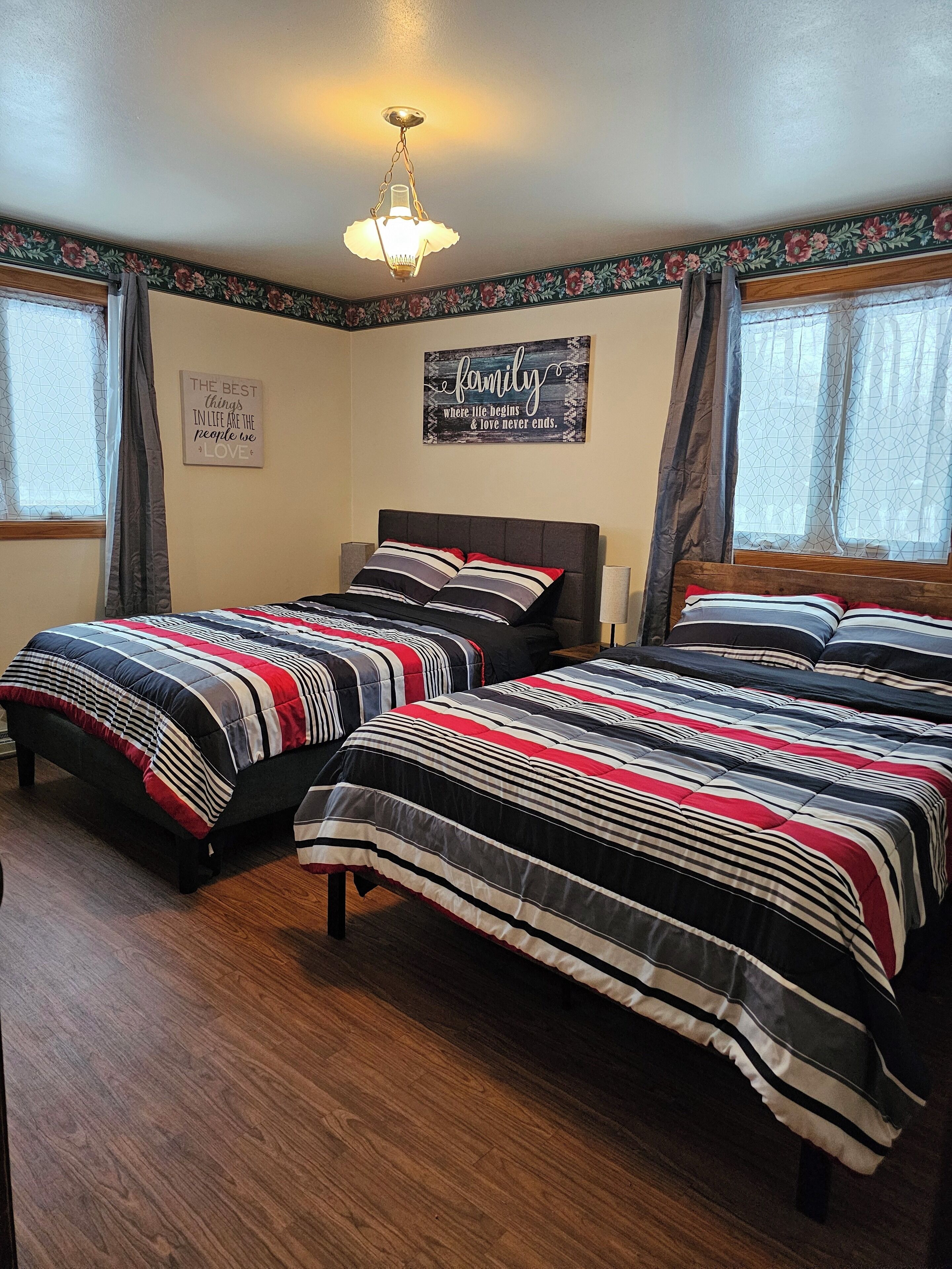 3 bedrooms, iron/ironing board, WiFi, bed sheets